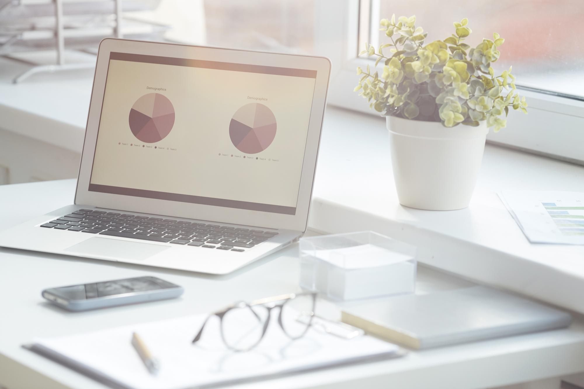 Arbeitsplatz mit Laptop und ruhiger Beleuchtung